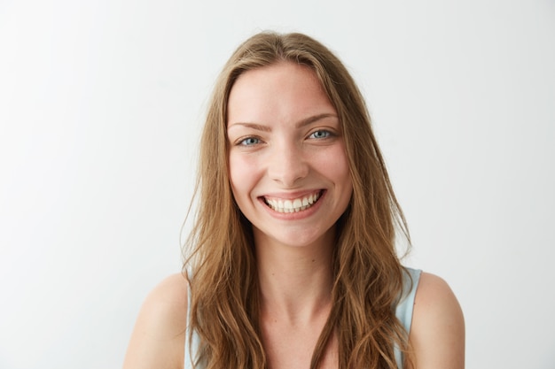 Linda garota feliz sincera sorrindo rindo.