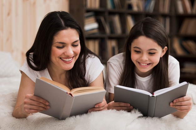 Linda garota jovem e mulher lendo livros