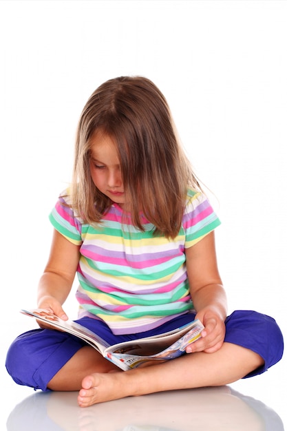 Foto grátis linda garota lendo uma revista ou quadrinhos