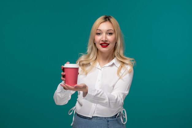 Linda garota linda adorável em uma camisa branca limpa segurando um copo de papel rosa