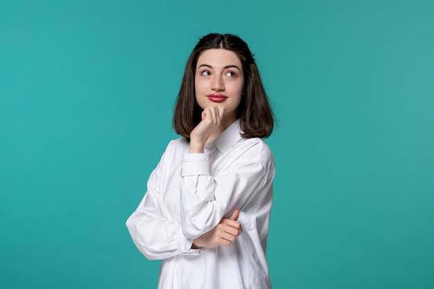 Foto grátis linda garota morena jovem doce de camisa branca olhando para cima e sonhando