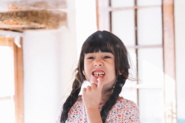 Linda garota mostrando seus dentes quebrados