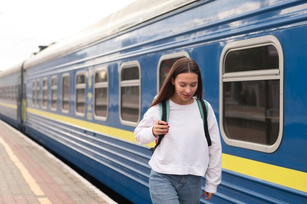 Linda garota na estação ferroviária caminhando