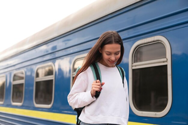 Linda garota na estação ferroviária olhando para baixo