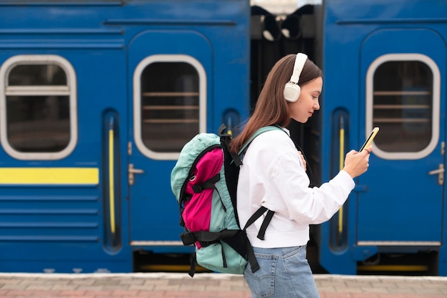 Foto grátis linda garota na estação ferroviária