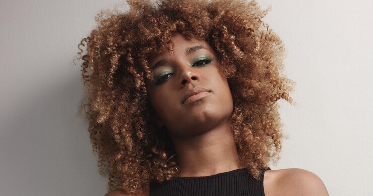 Foto grátis linda garota negra com cabelo grande posando vídeo em fundo cinza