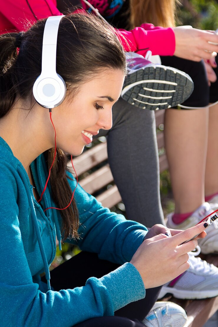 Foto grátis linda garota ouvindo música com smartphone após o exercício