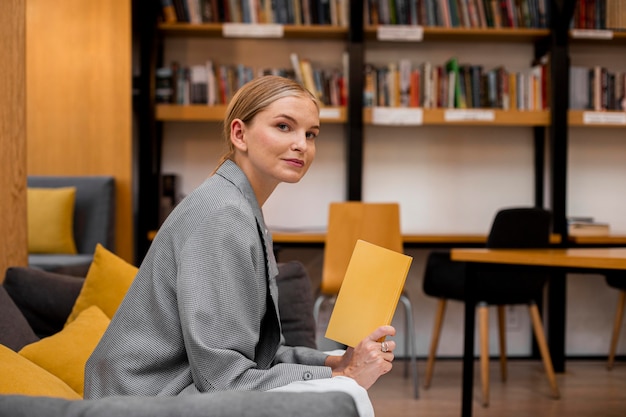 Foto grátis linda garota posando na biblioteca