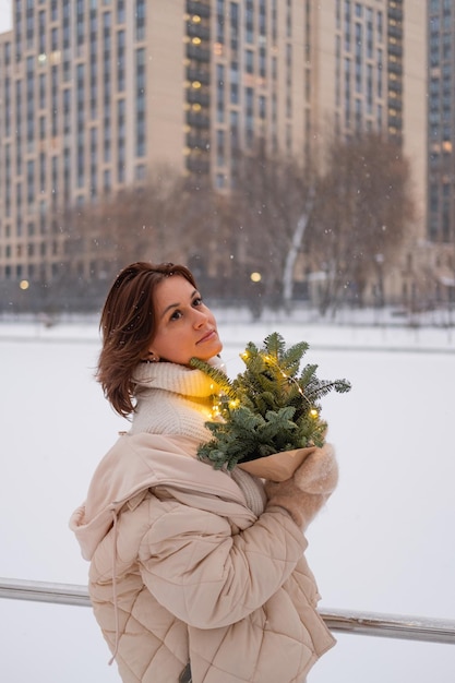 Linda garota posando na rua no inverno Moscou