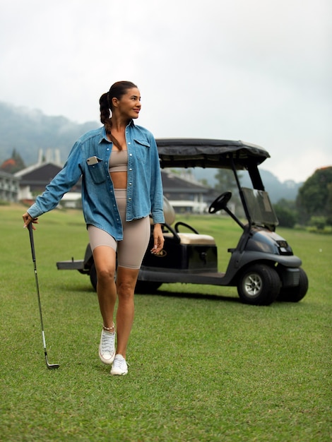 Linda garota posando no campo de golfe