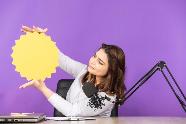 Linda garota segurando bolha de ideia em forma de sol Foto de alta qualidade