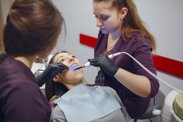 Linda garota sentada no consultório do dentista