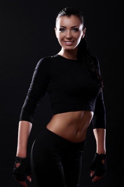 Foto grátis linda garota sorridente de fitness