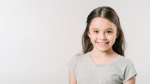 Linda garota sorrindo no estúdio