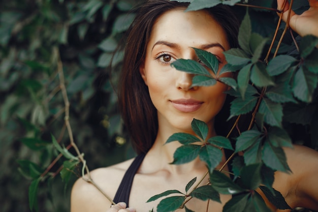 Foto grátis linda garota tem um descanso em um parque de verão