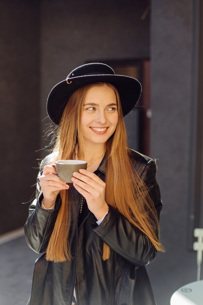 Linda garota tomando café no café