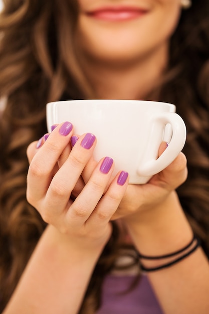 Linda garota tomando café