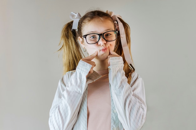 Foto grátis linda garota usando óculos tocando suas bochechas