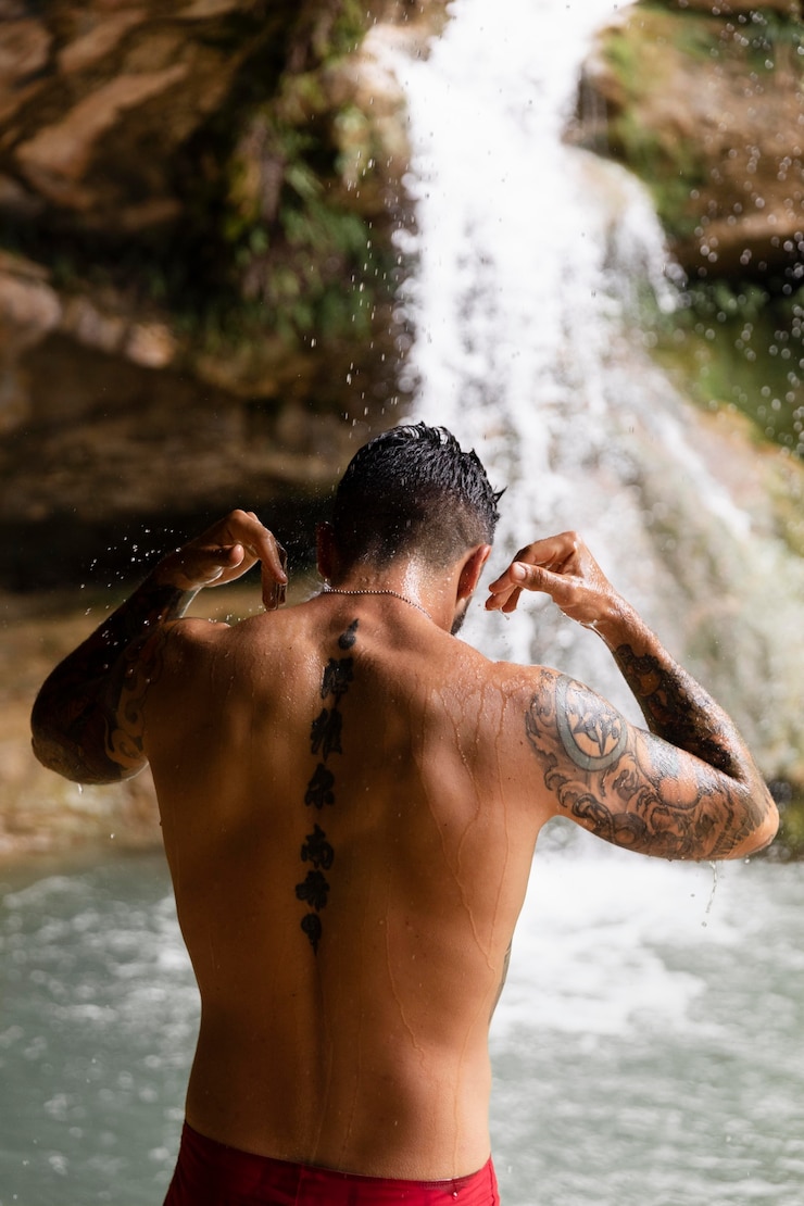 Foto grátis linda jovem adulta perto da cachoeira