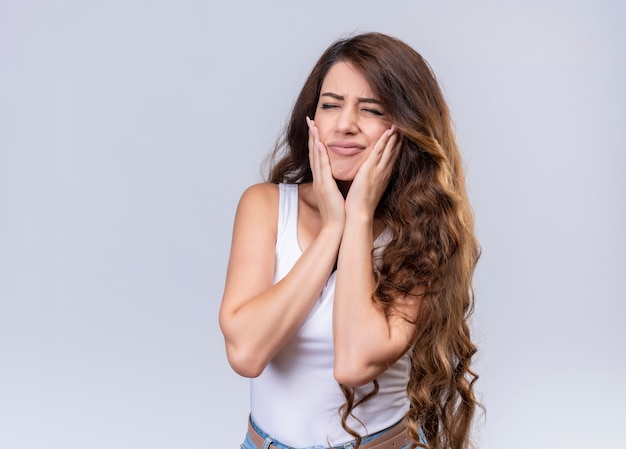 Linda jovem dolorida colocando as mãos nas bochechas com os olhos fechados, sofrendo de dor de dente com espaço de cópia