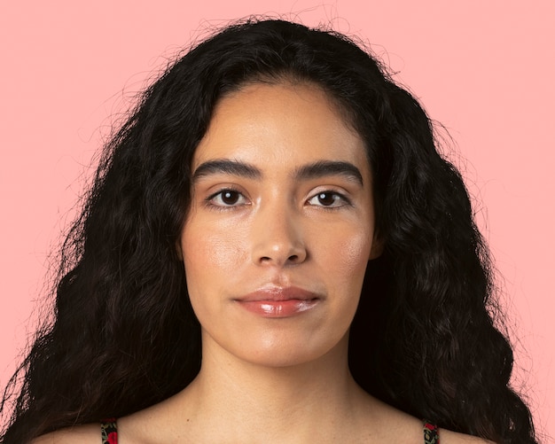 Linda jovem latina, retrato de rosto