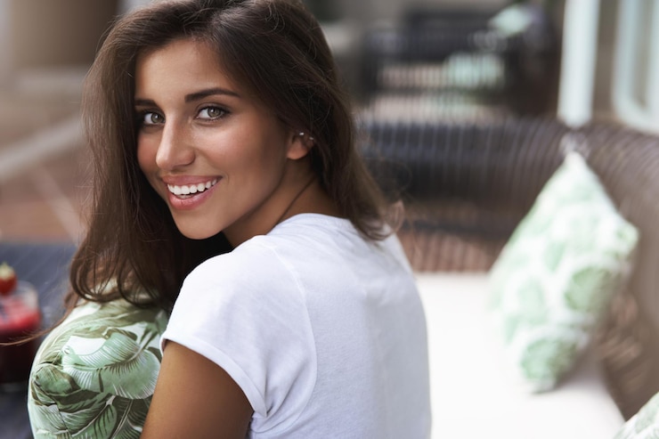 Foto grátis linda jovem mulher caucasiana bronzeada em camiseta sentar café terraço