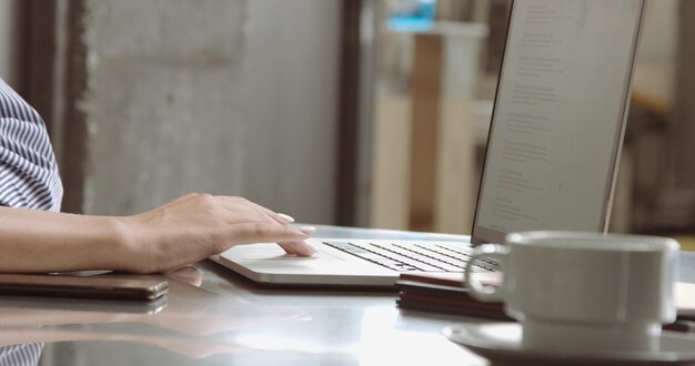 Linda jovem profissional lendo algo em seu escritório de coworking portátil