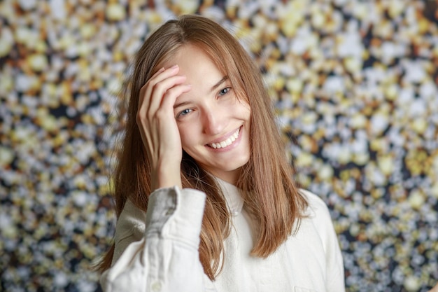 Linda jovem sorridente com conceito de beleza natural de rosto de pele perfeito isolado no fundo do estúdio