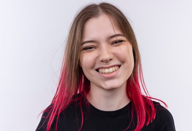 Linda jovem sorridente usando uma camiseta preta em fundo branco isolado