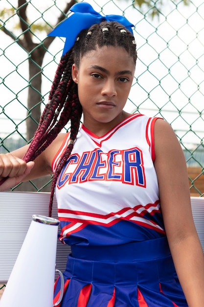 Foto grátis linda líder de torcida em uniforme fofo