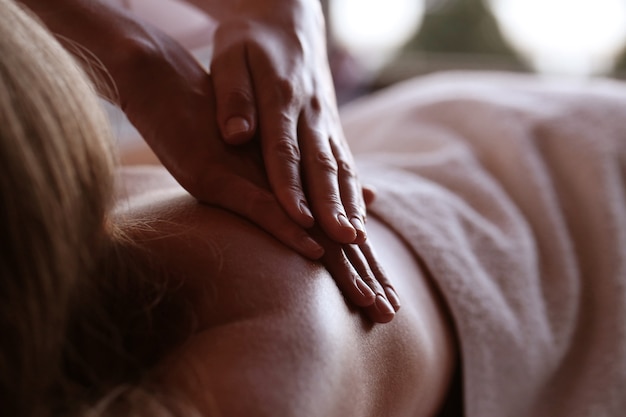 Linda loira recebendo uma massagem
