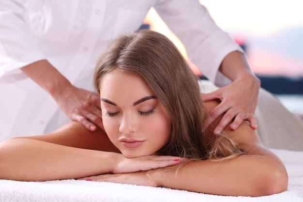 Linda loira recebendo uma massagem