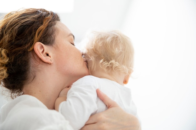 Foto grátis linda mãe beijando sua filha