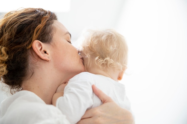 Linda mãe beijando sua filha