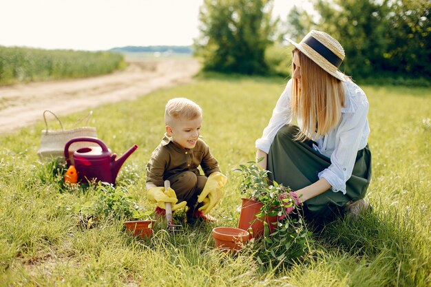 Linda mãe com filho pequeno em um campo de verão