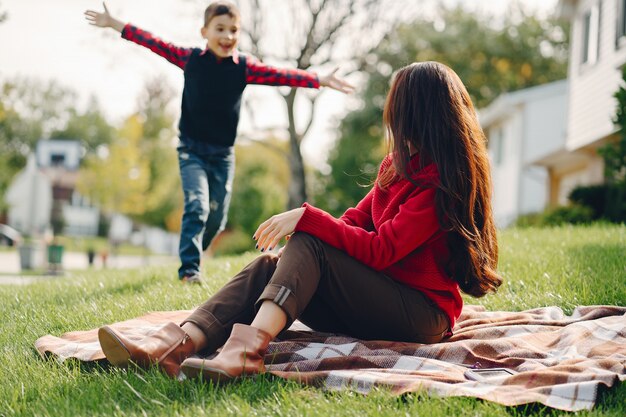 Linda mãe com filho pequeno