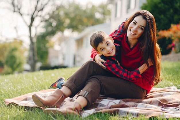 Linda mãe com filho pequeno