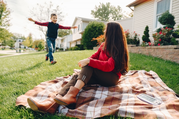 Linda mãe com filho pequeno