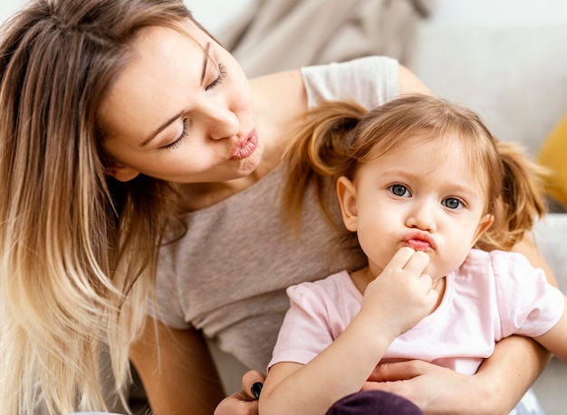 Linda mãe cuidando da filha