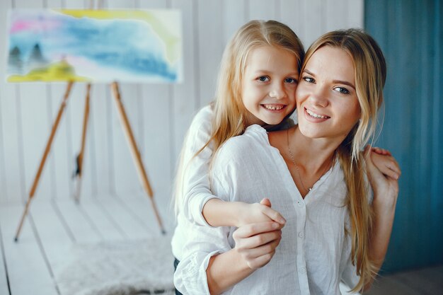 Linda mãe e filha estão desenhando