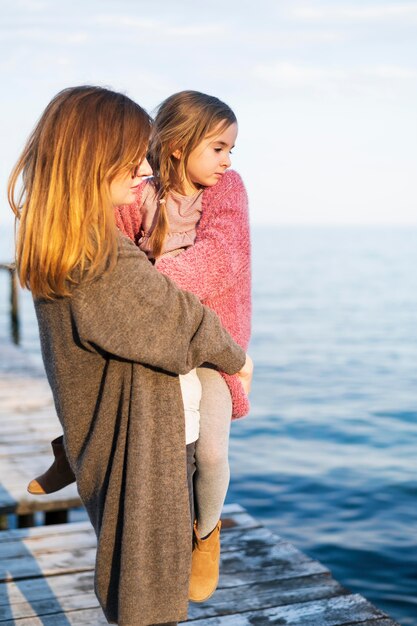 Linda mãe e filha olhando para longe