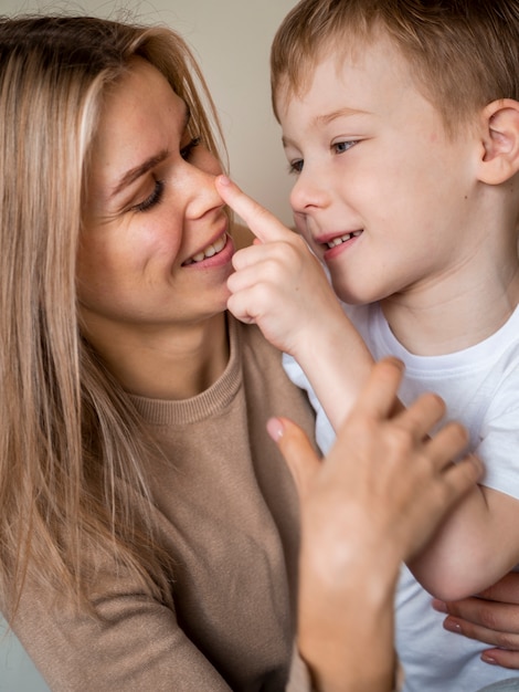 Linda mãe e filho brincando juntos