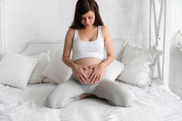 Linda mãe esperando um bebê