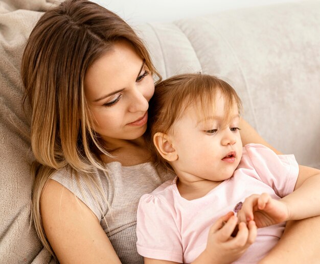 Linda mãe passando um tempo com a filha em casa