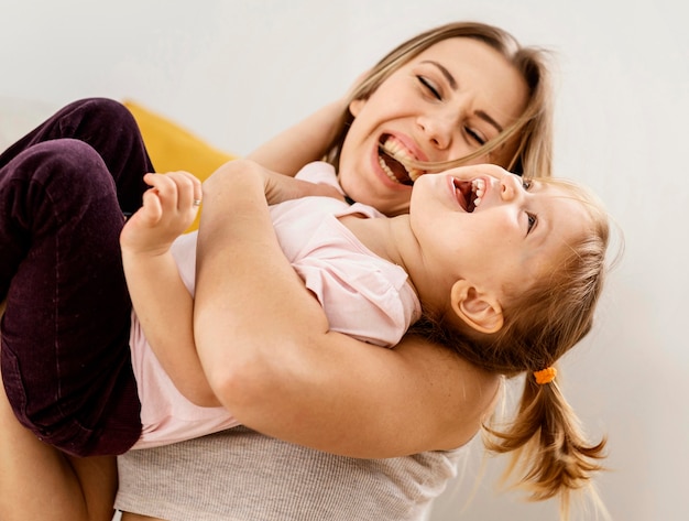 Linda mãe passando um tempo com a filha em casa