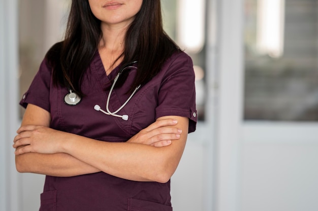 Foto grátis linda médica de uniforme no hospital