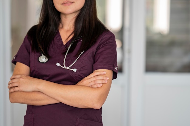 Linda médica de uniforme no hospital