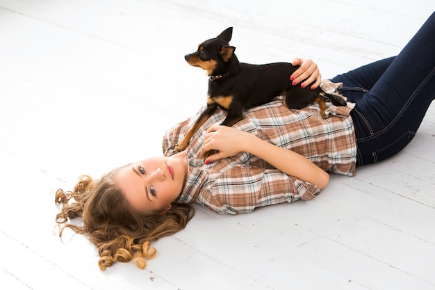 Foto grátis linda menina com cachorro