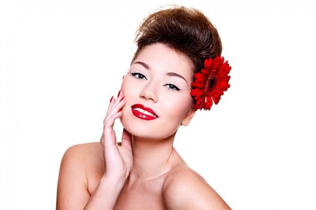 linda menina com flor de lábios vermelhos no cabelo