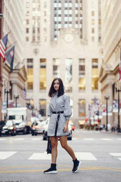 Linda menina morena, explorando a cidade durante o outono